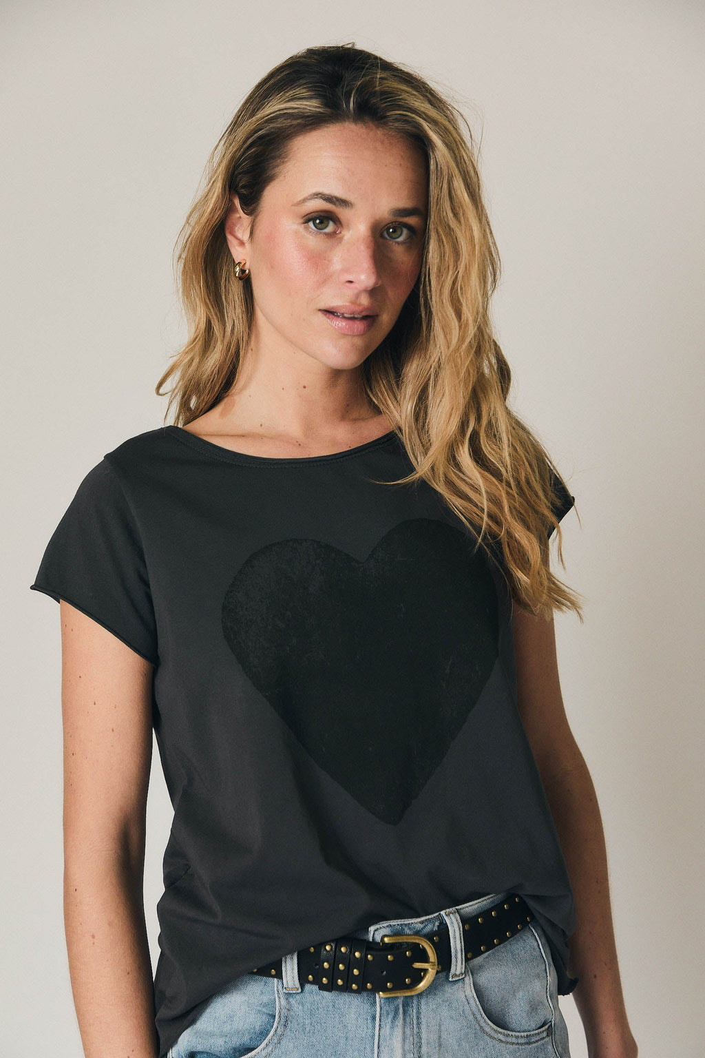 Camiseta manga corta corazón gris