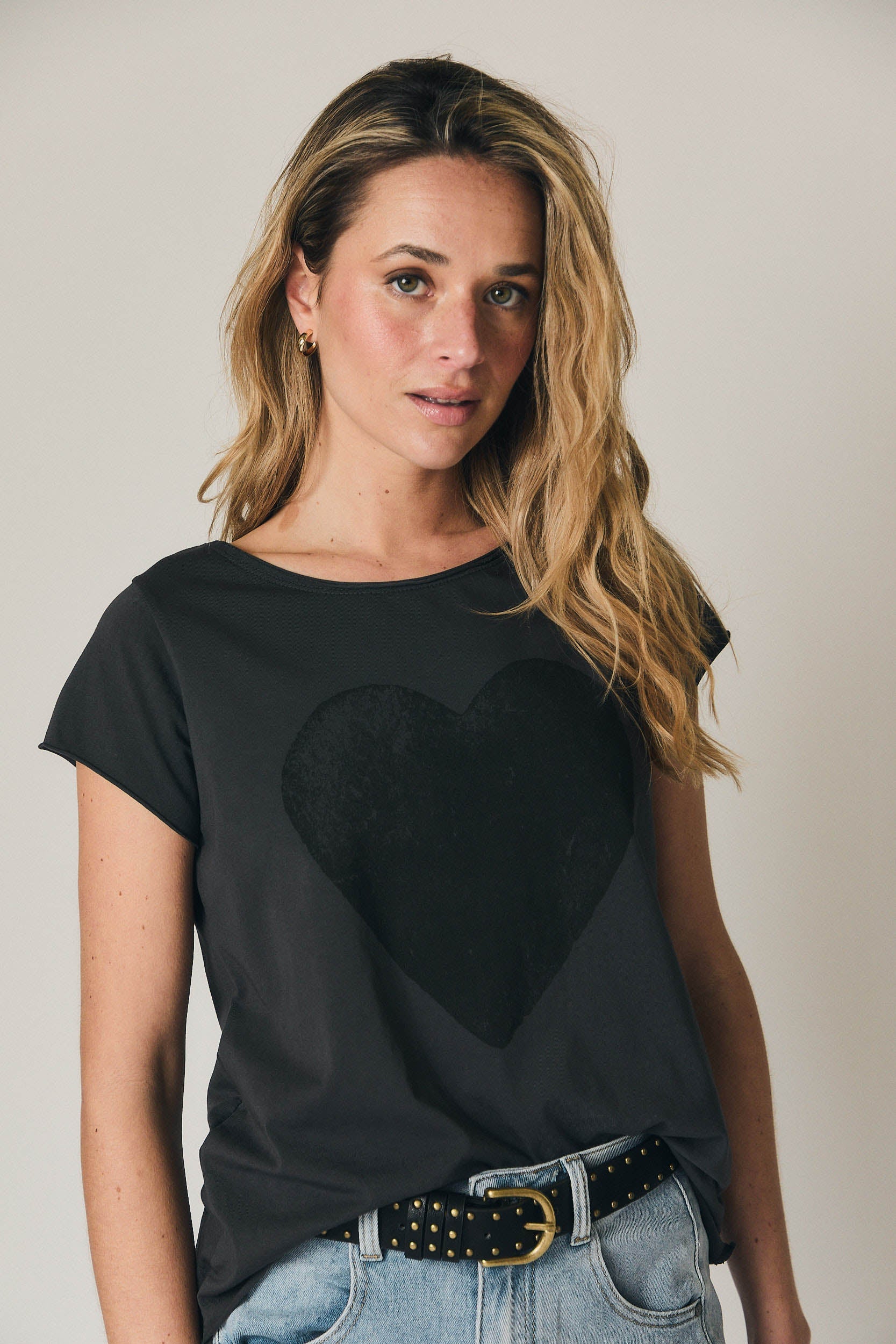Camiseta manga corta corazón gris