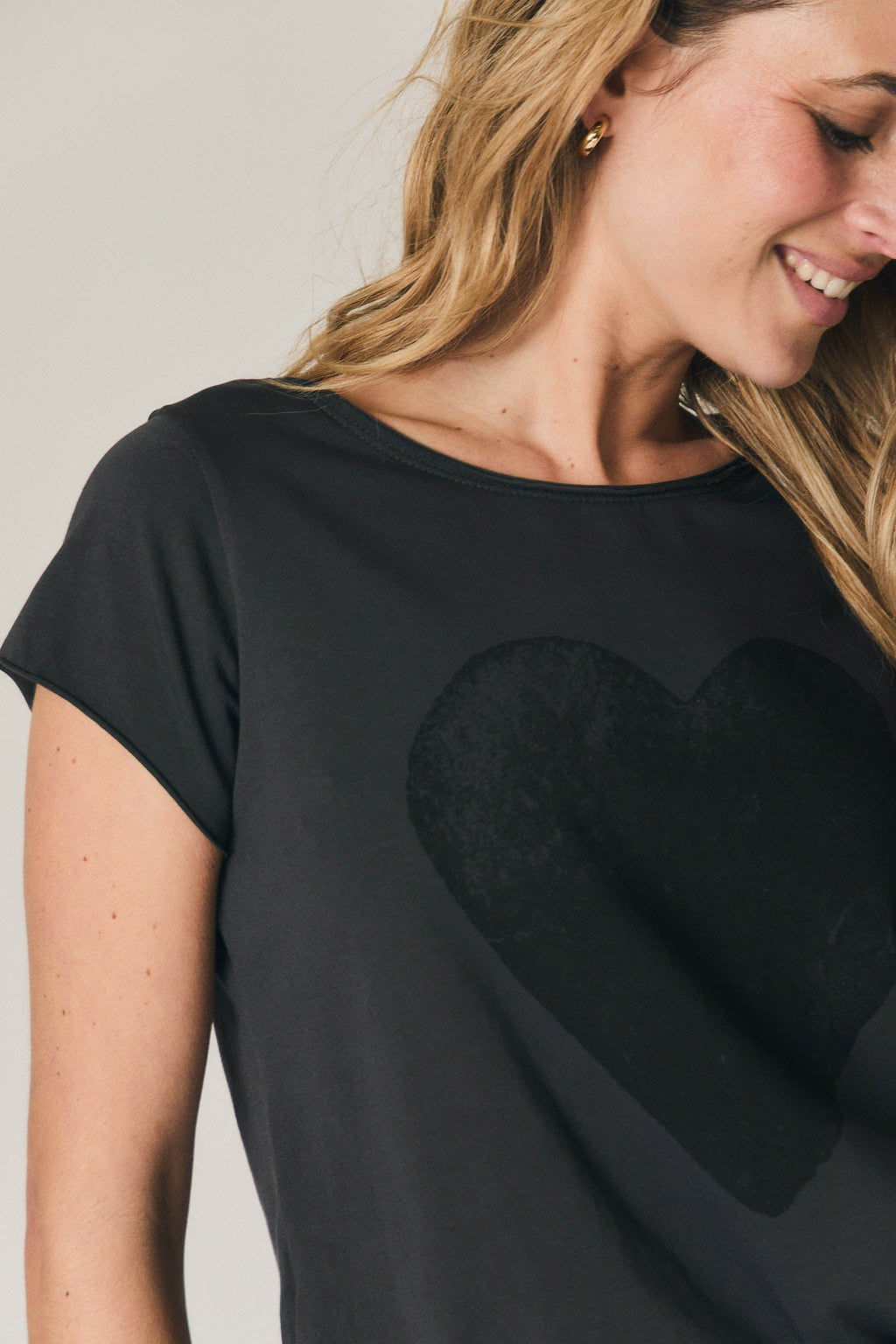Camiseta manga corta corazón gris