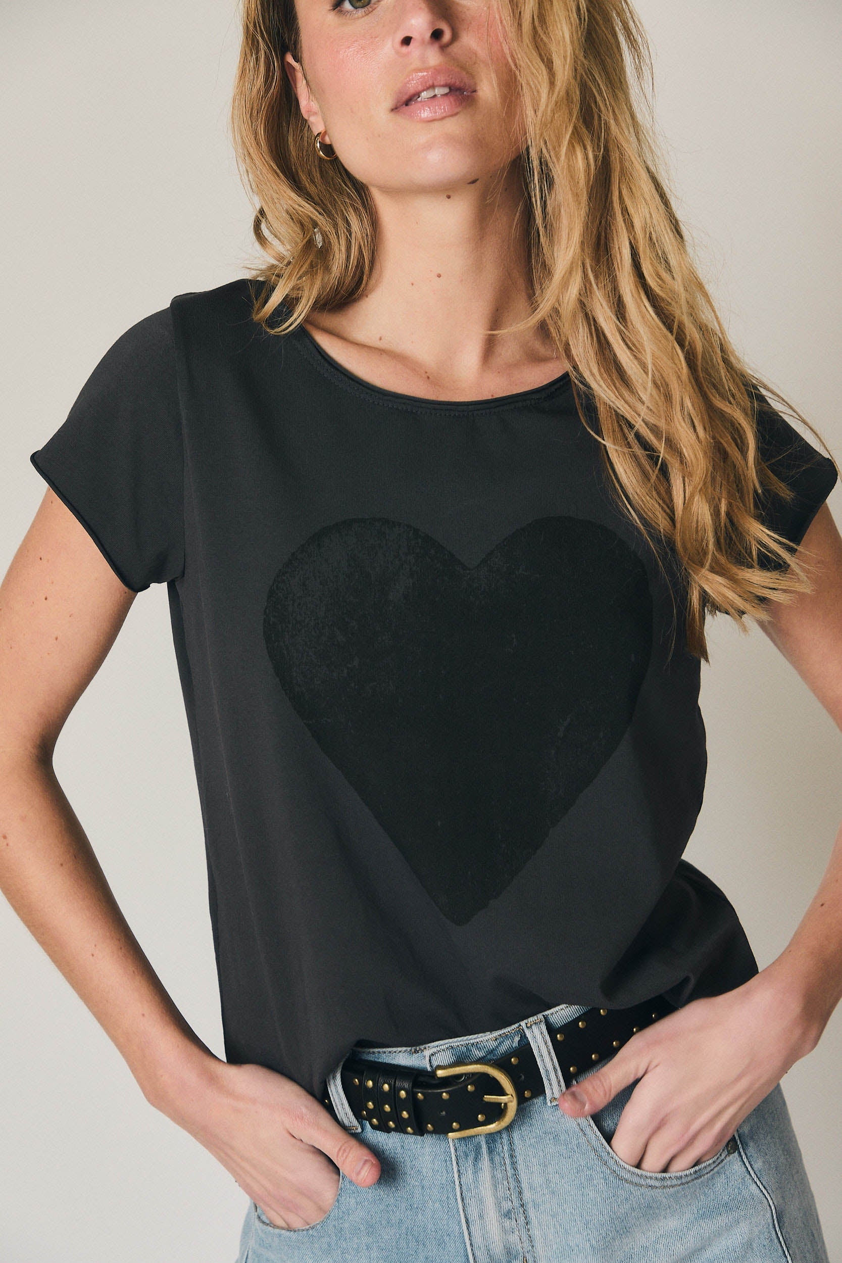 Camiseta manga corta corazón gris