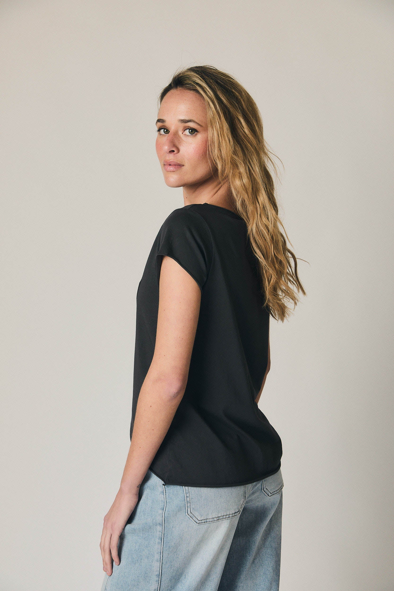 Camiseta manga corta corazón gris