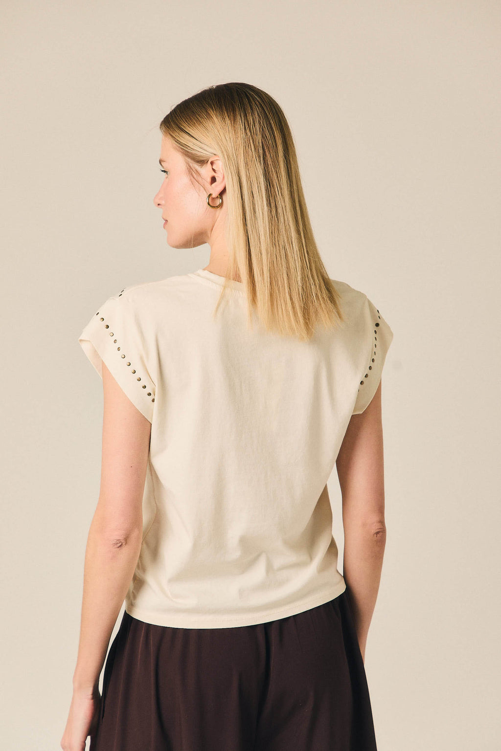 Camiseta manga corta tachas crudo