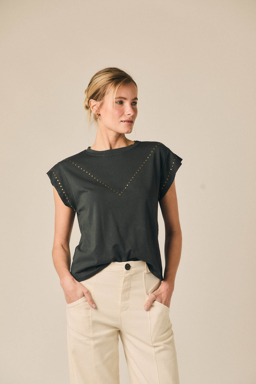 Camiseta manga corta tachas gris antracita