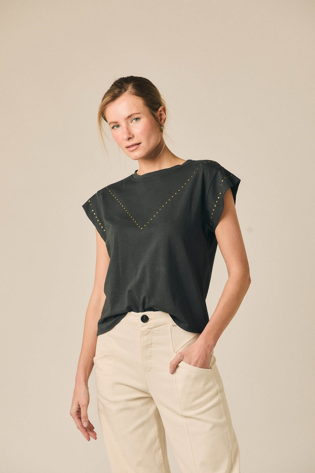 Camiseta manga corta tachas gris antracita