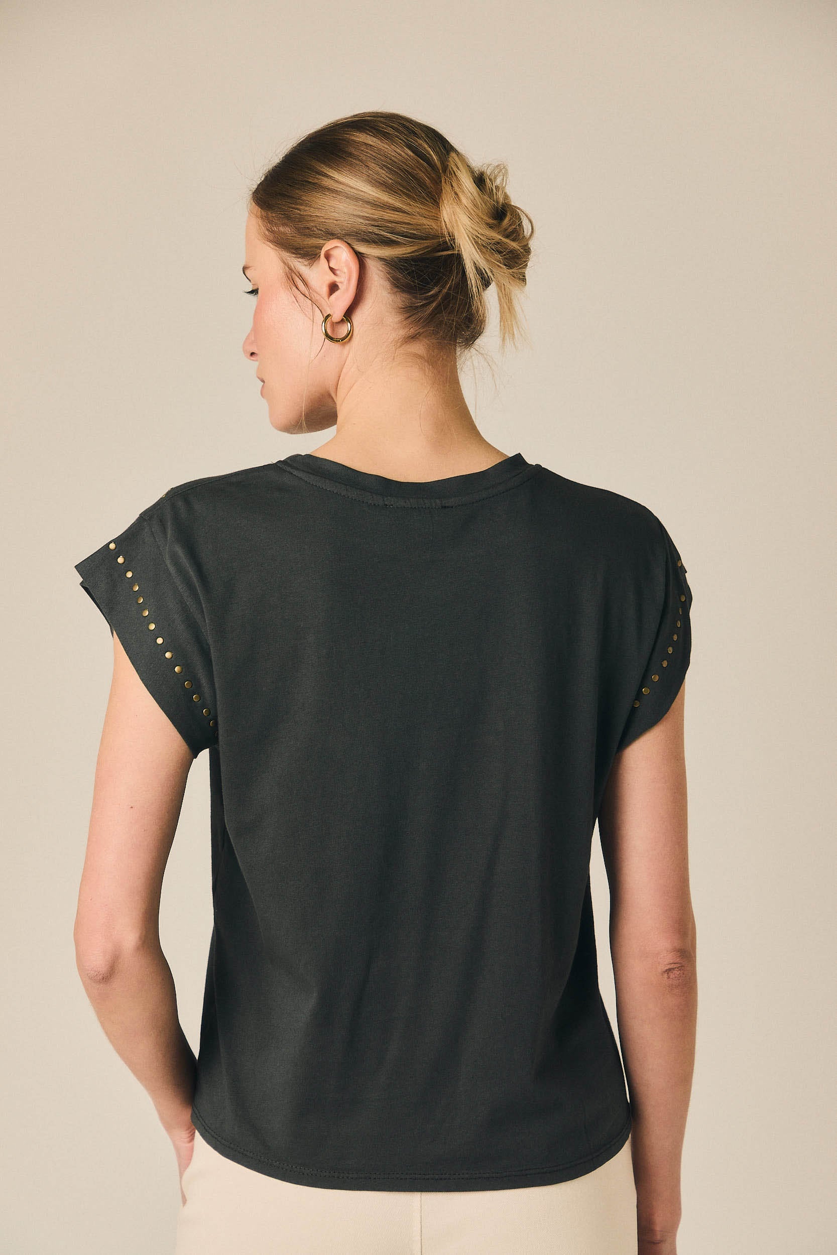 Camiseta manga corta tachas gris antracita