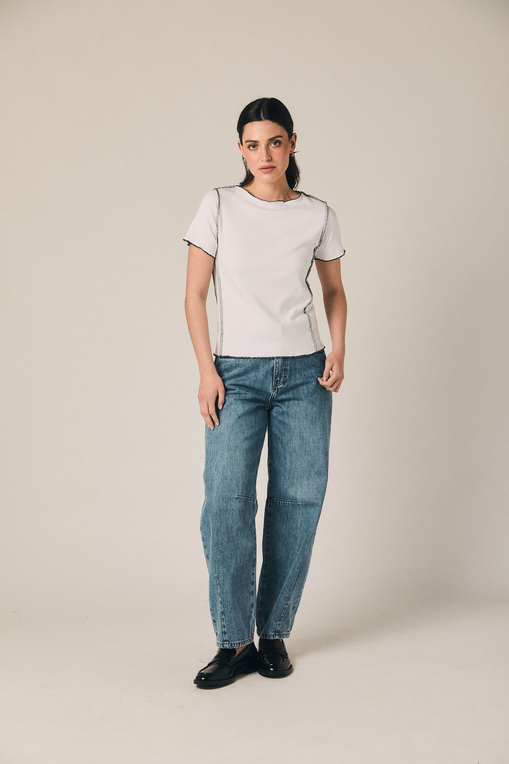 Camiseta blanca con vivos en contraste