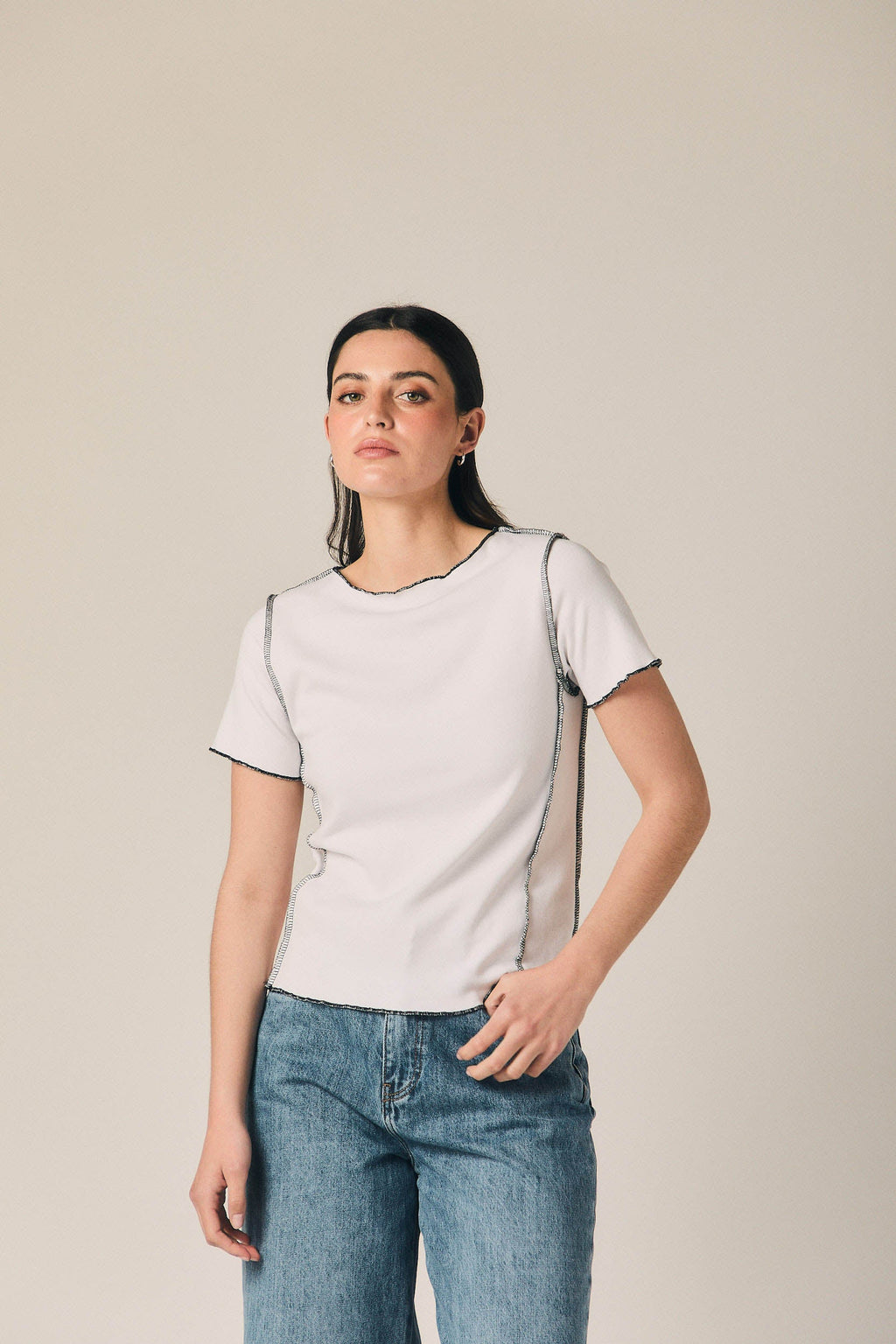 Camiseta blanca con vivos en contraste