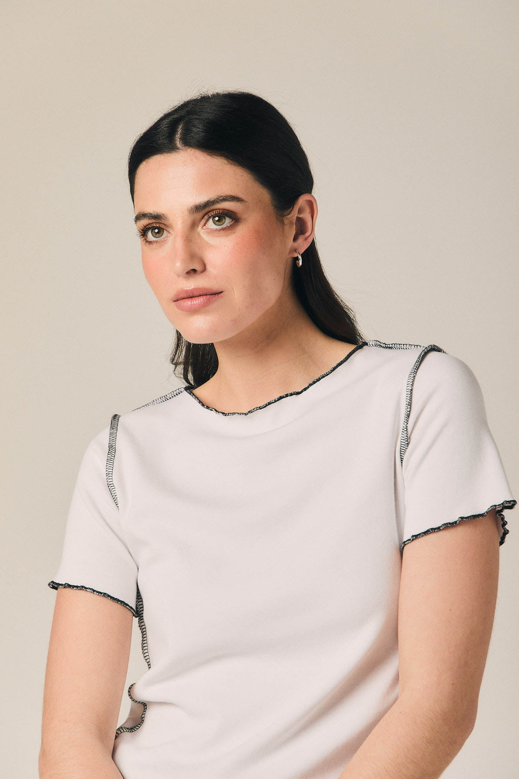 Camiseta blanca con vivos en contraste