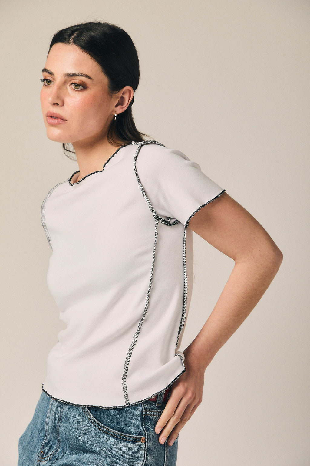 Camiseta blanca con vivos en contraste