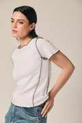 Camiseta blanca con vivos en contraste