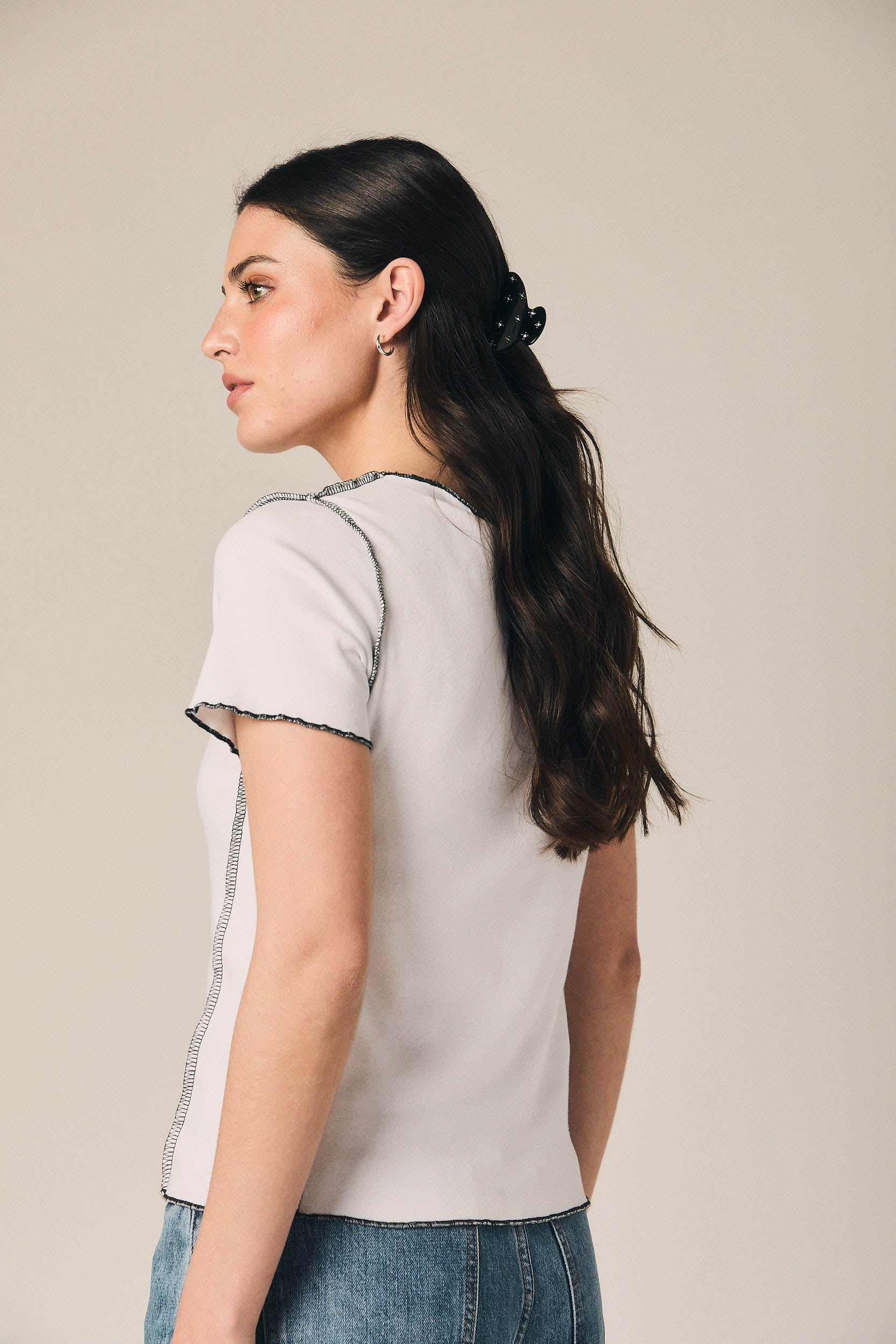 Camiseta blanca con vivos en contraste
