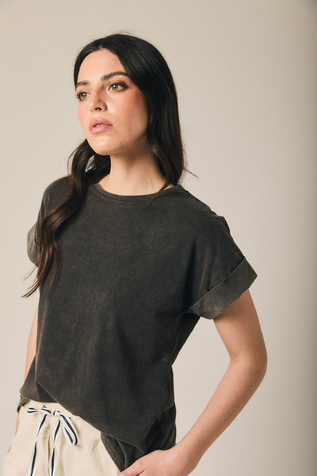 Camiseta básica manga vuelta gris