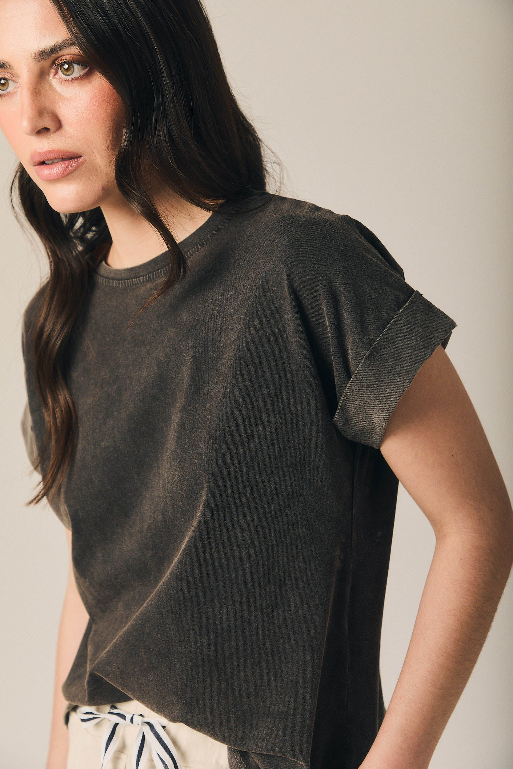 Camiseta básica manga vuelta gris