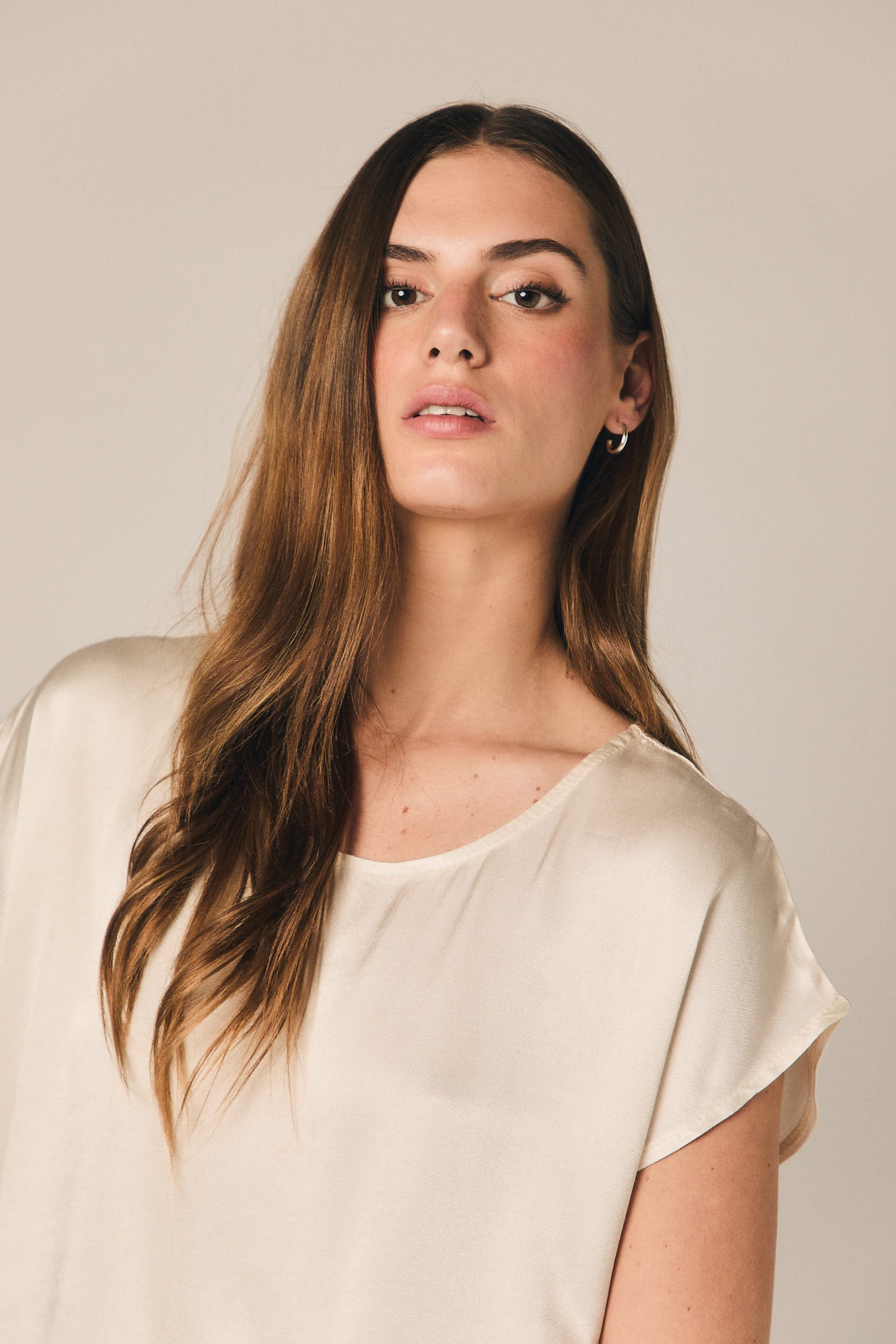 Camiseta raso con cordón crudo