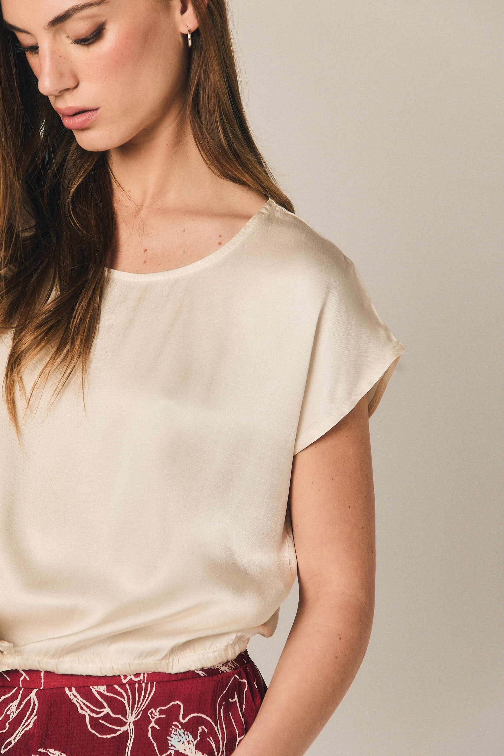Camiseta raso con cordón crudo