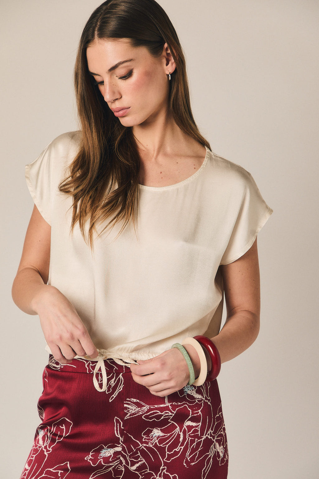 Camiseta raso con cordón crudo