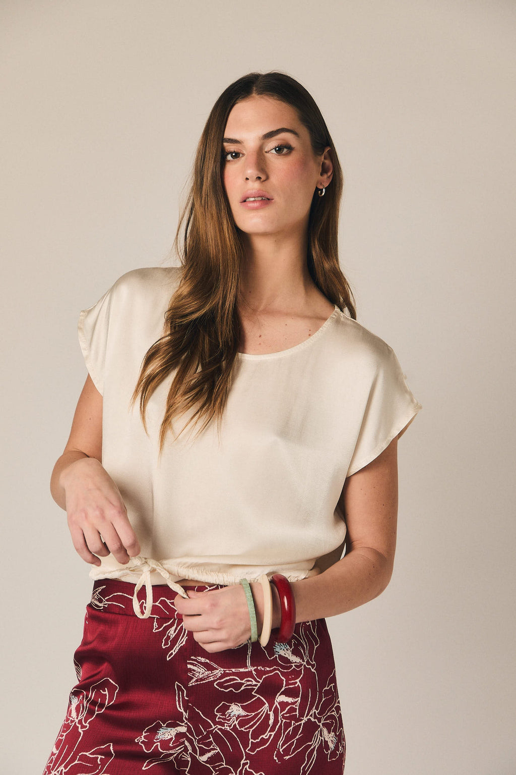 Camiseta raso con cordón crudo