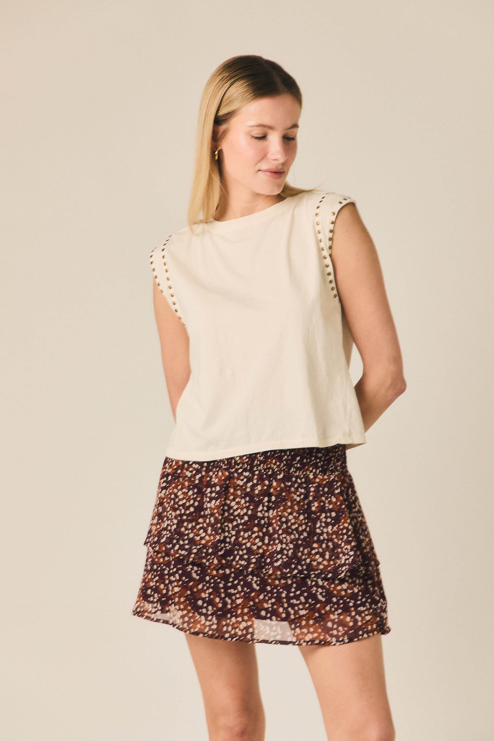 Camiseta sin mangas con tachas crudo