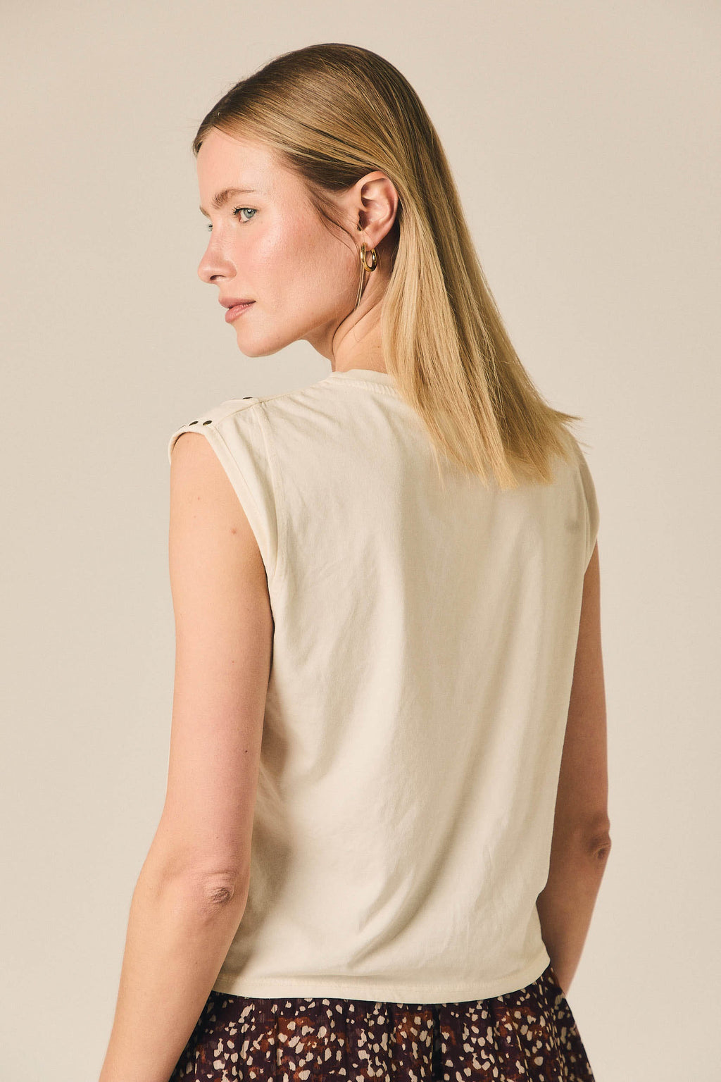 Camiseta sin mangas con tachas crudo