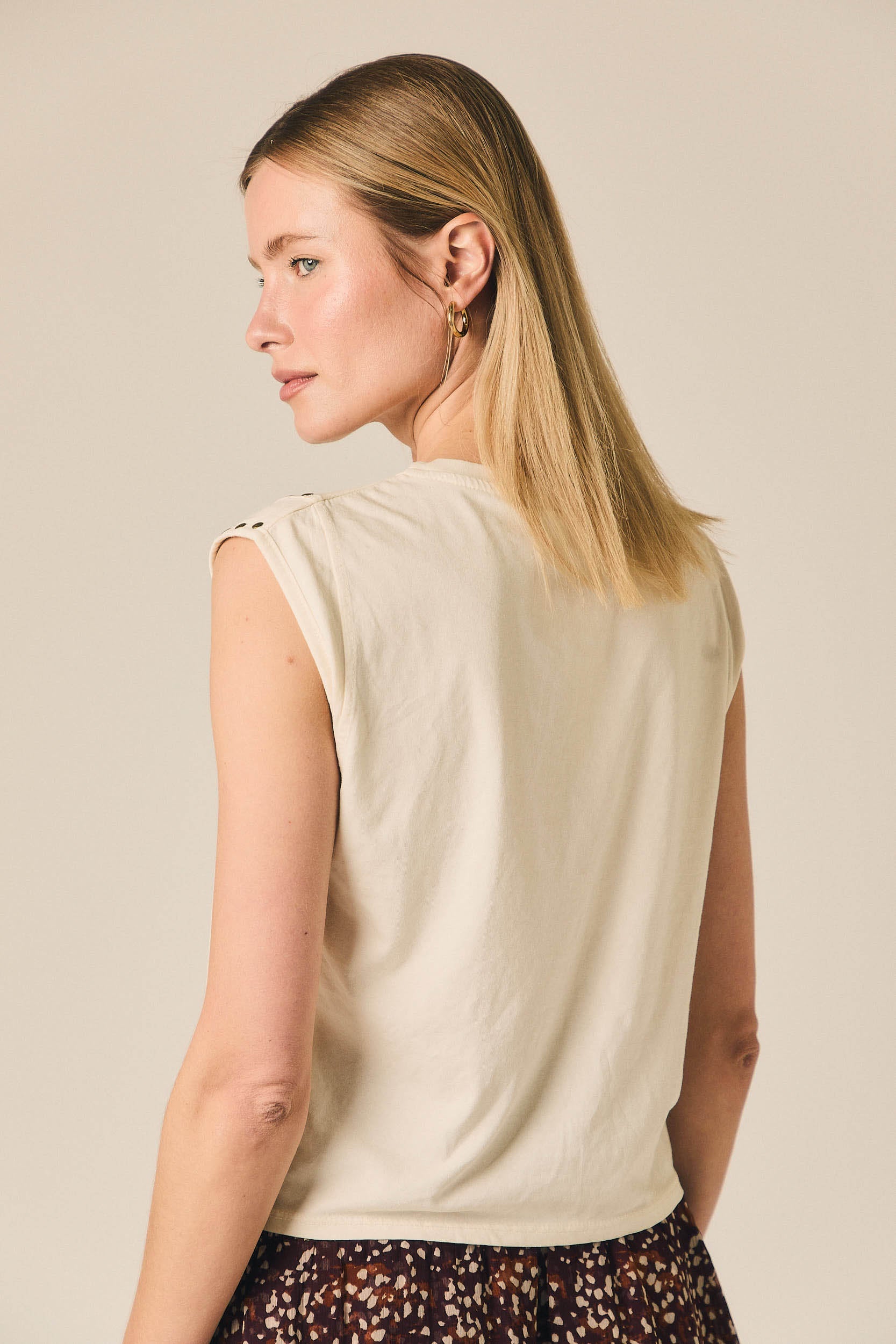 Camiseta sin mangas con tachas crudo