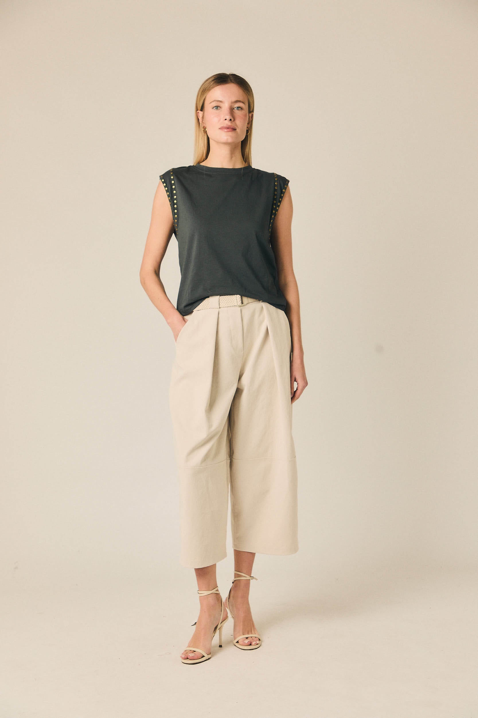 Camiseta sin mangas tachas gris antracita