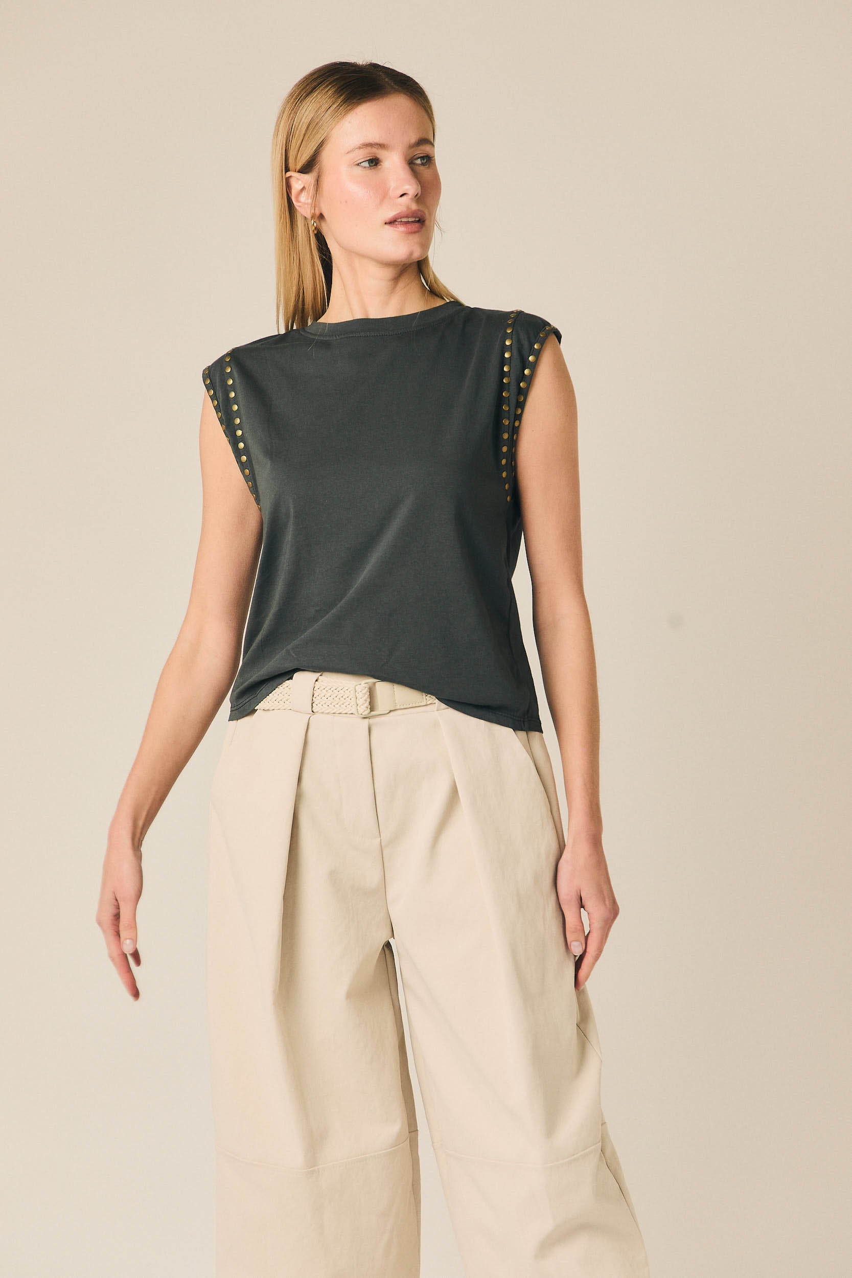 Camiseta sin mangas tachas gris antracita