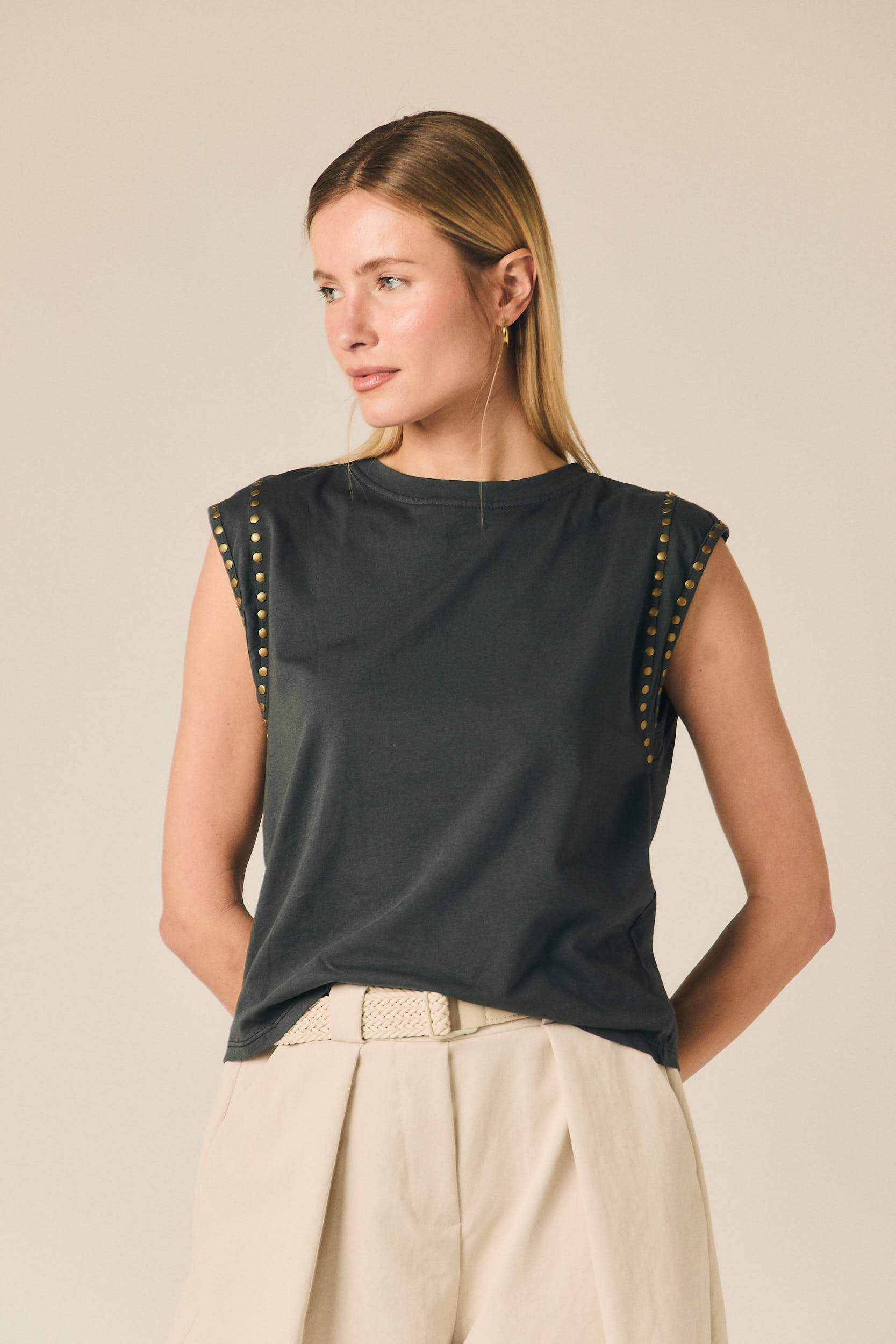 Camiseta sin mangas tachas gris antracita