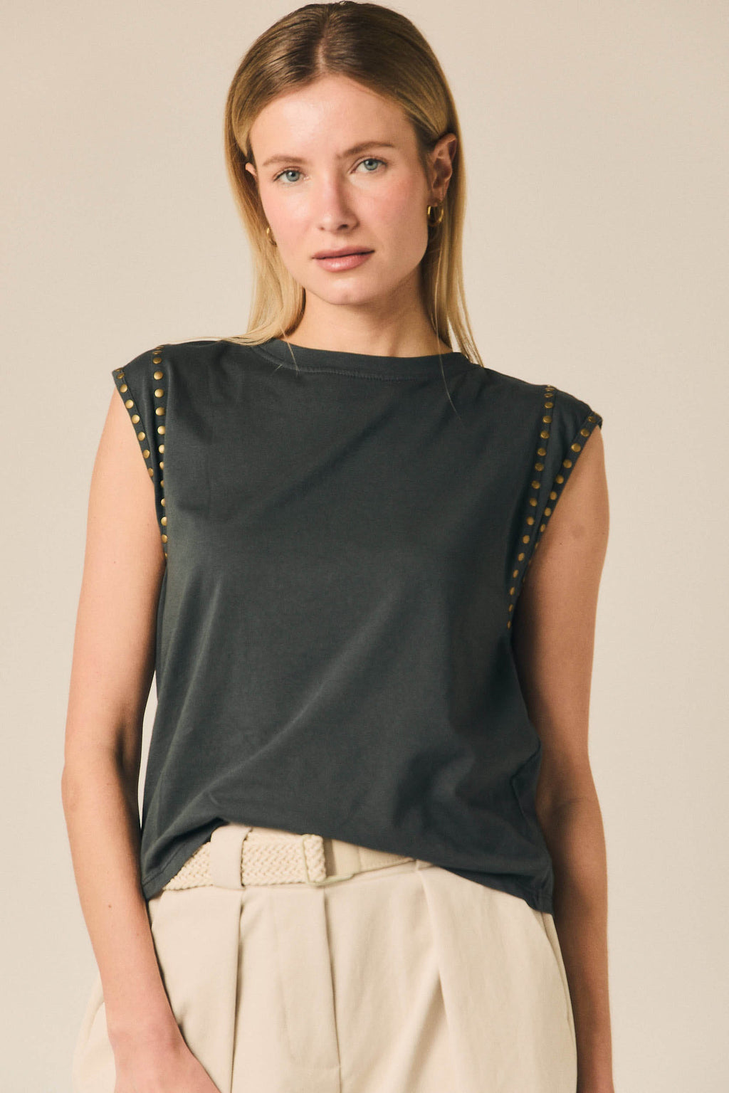 Camiseta sin mangas tachas gris antracita
