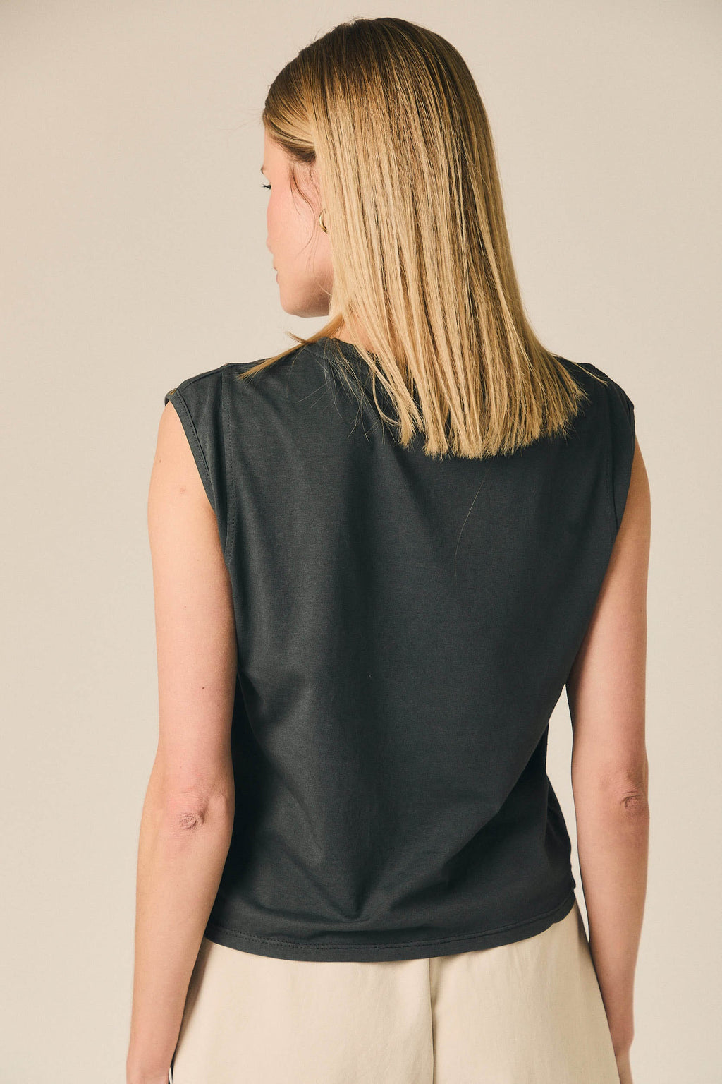 Camiseta sin mangas tachas gris antracita