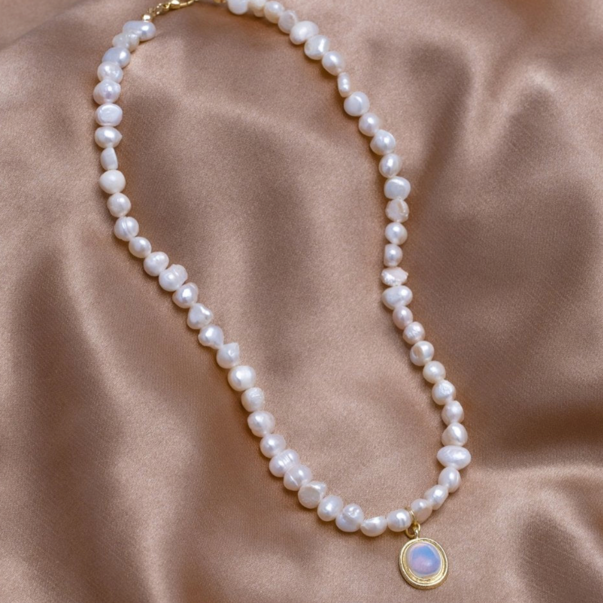 Collar de Perlas con Piedra Luna en Oro