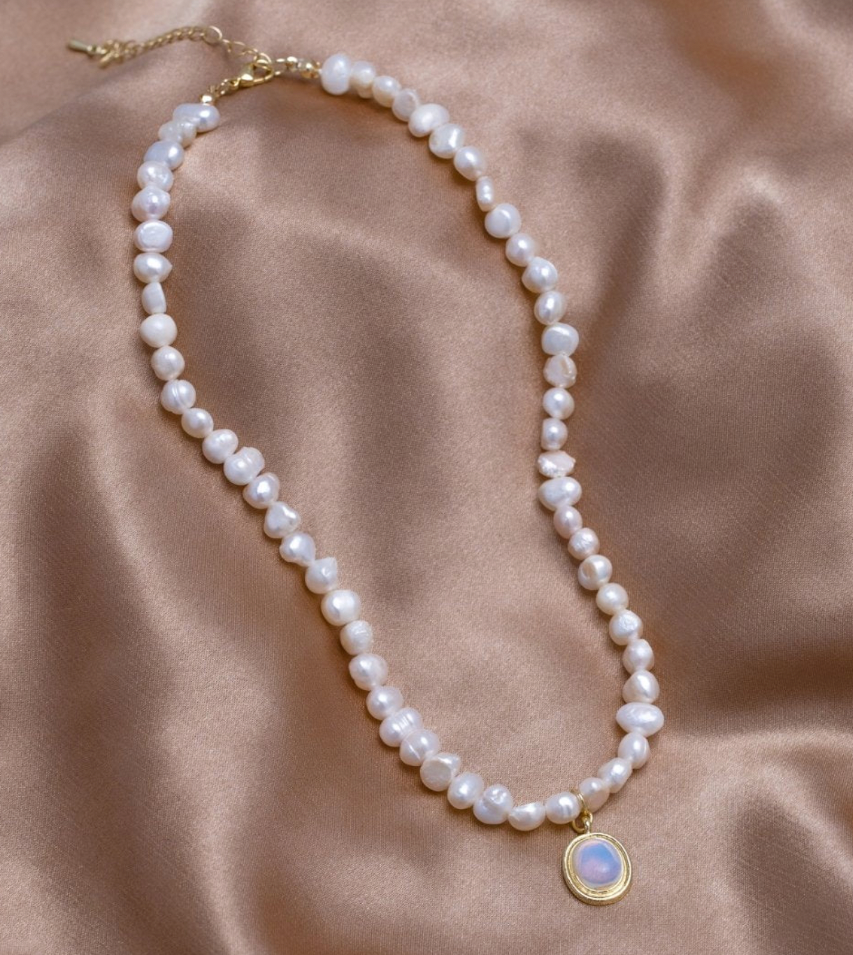 Collar de Perlas con Piedra Luna en Oro