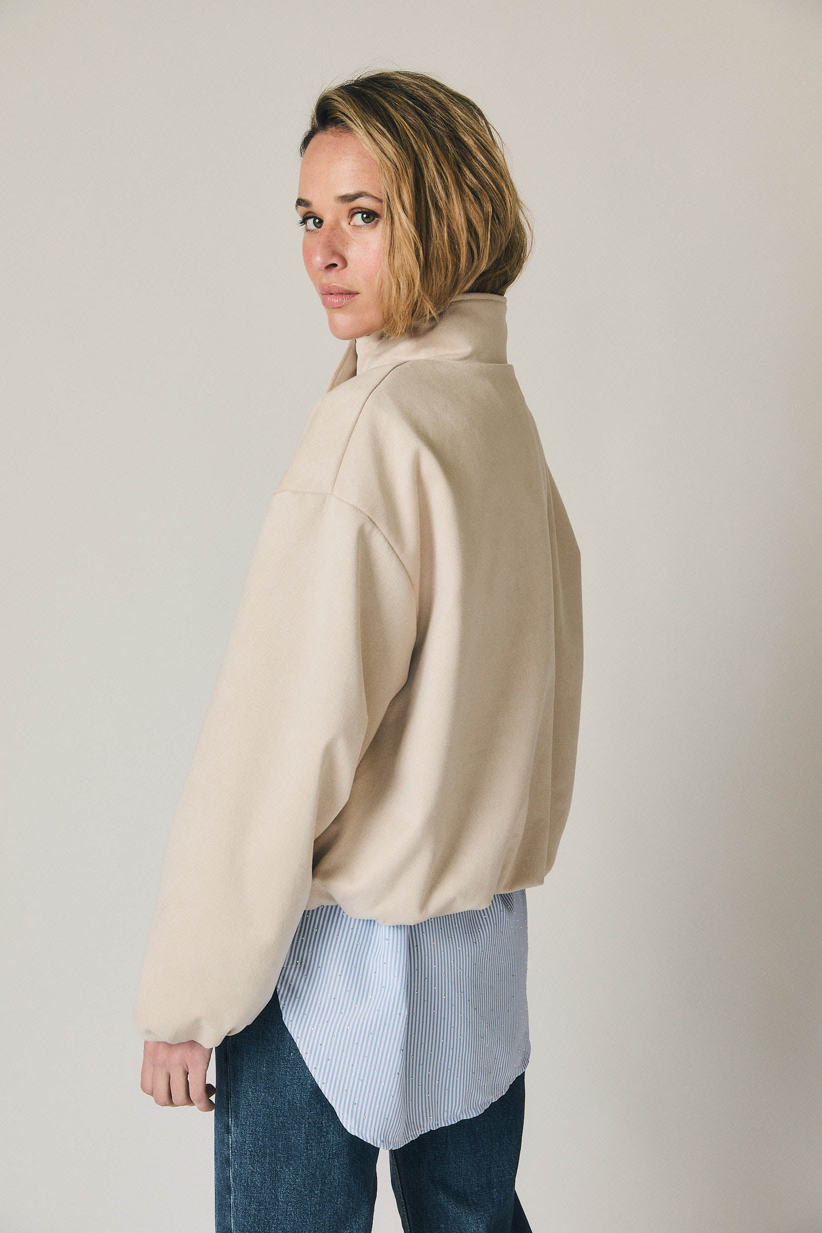 Chaqueta efecto ante beige con manga globo