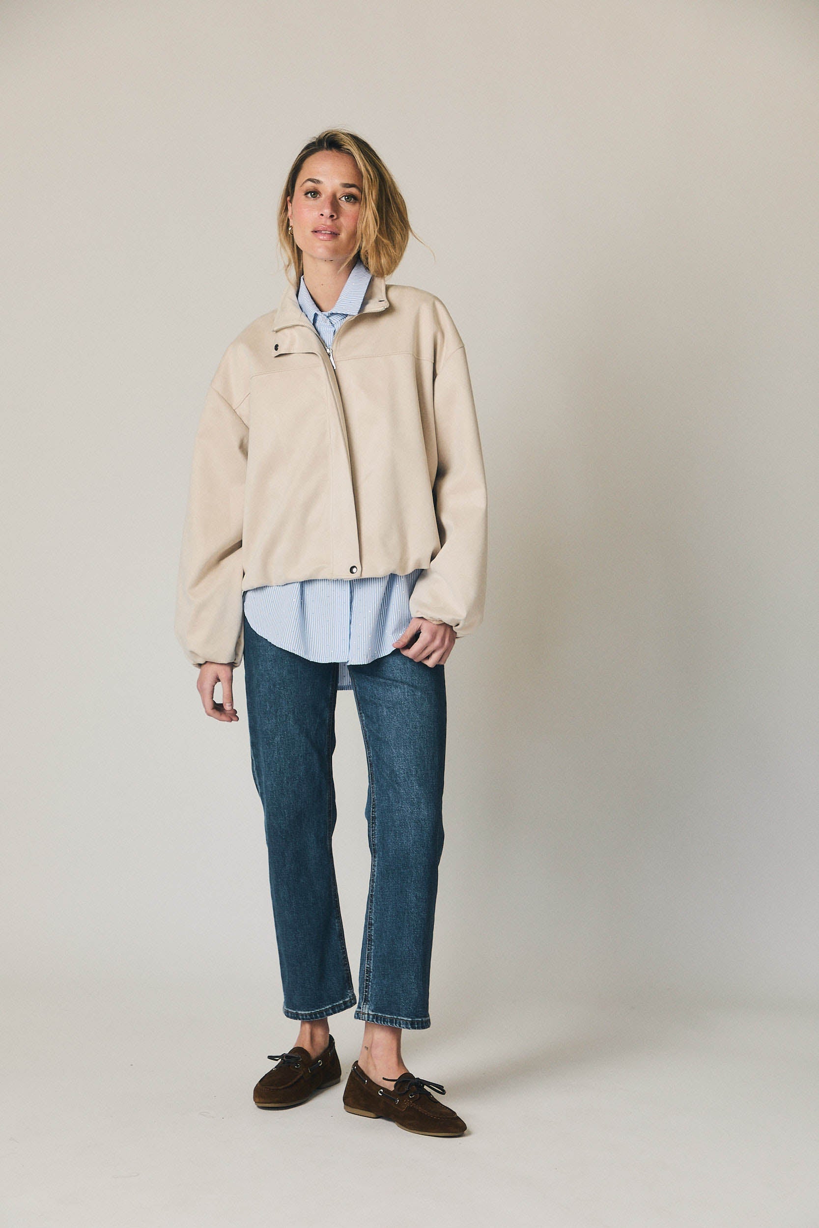Chaqueta efecto ante beige con manga globo