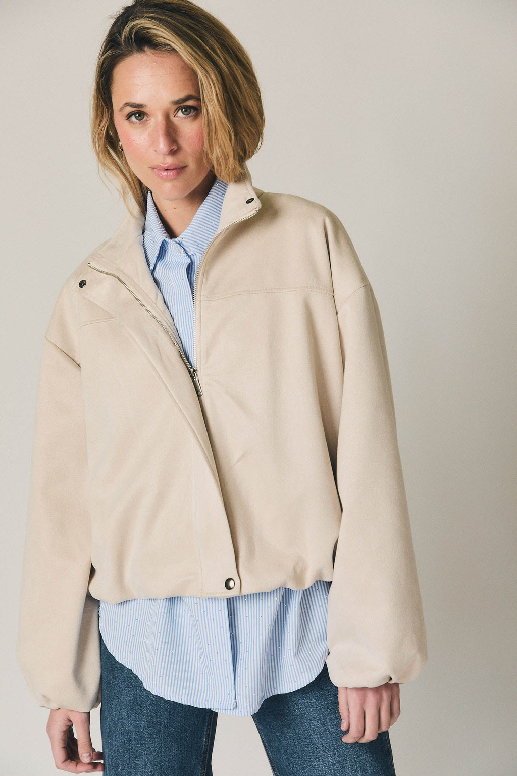 Chaqueta efecto ante beige con manga globo