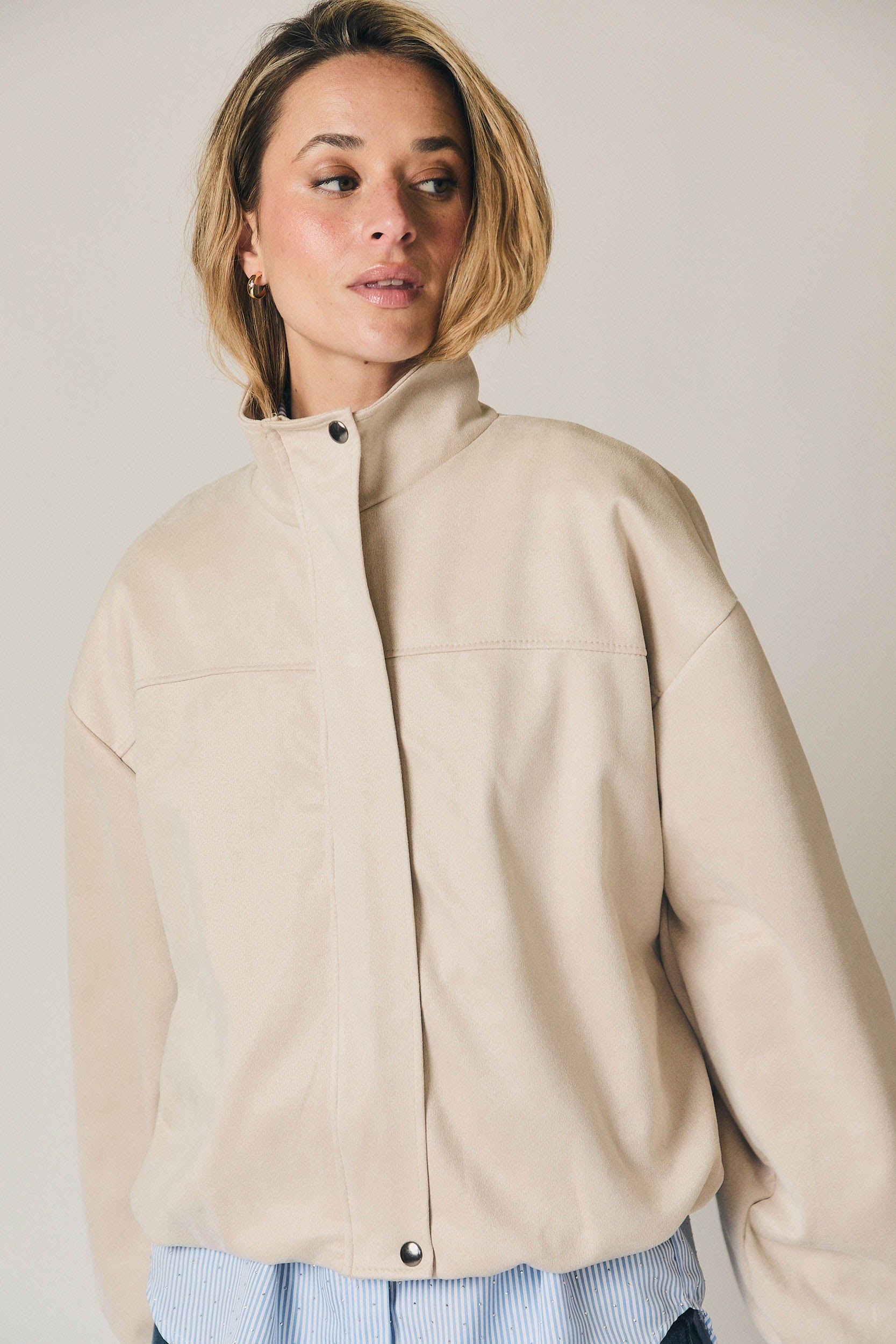 Chaqueta efecto ante beige con manga globo