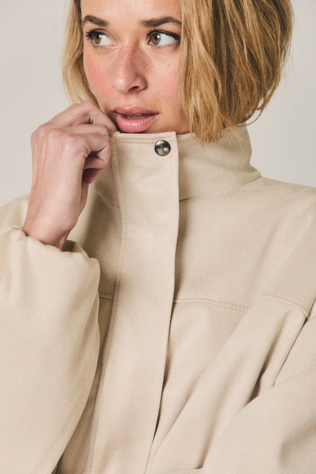 Chaqueta efecto ante beige con manga globo