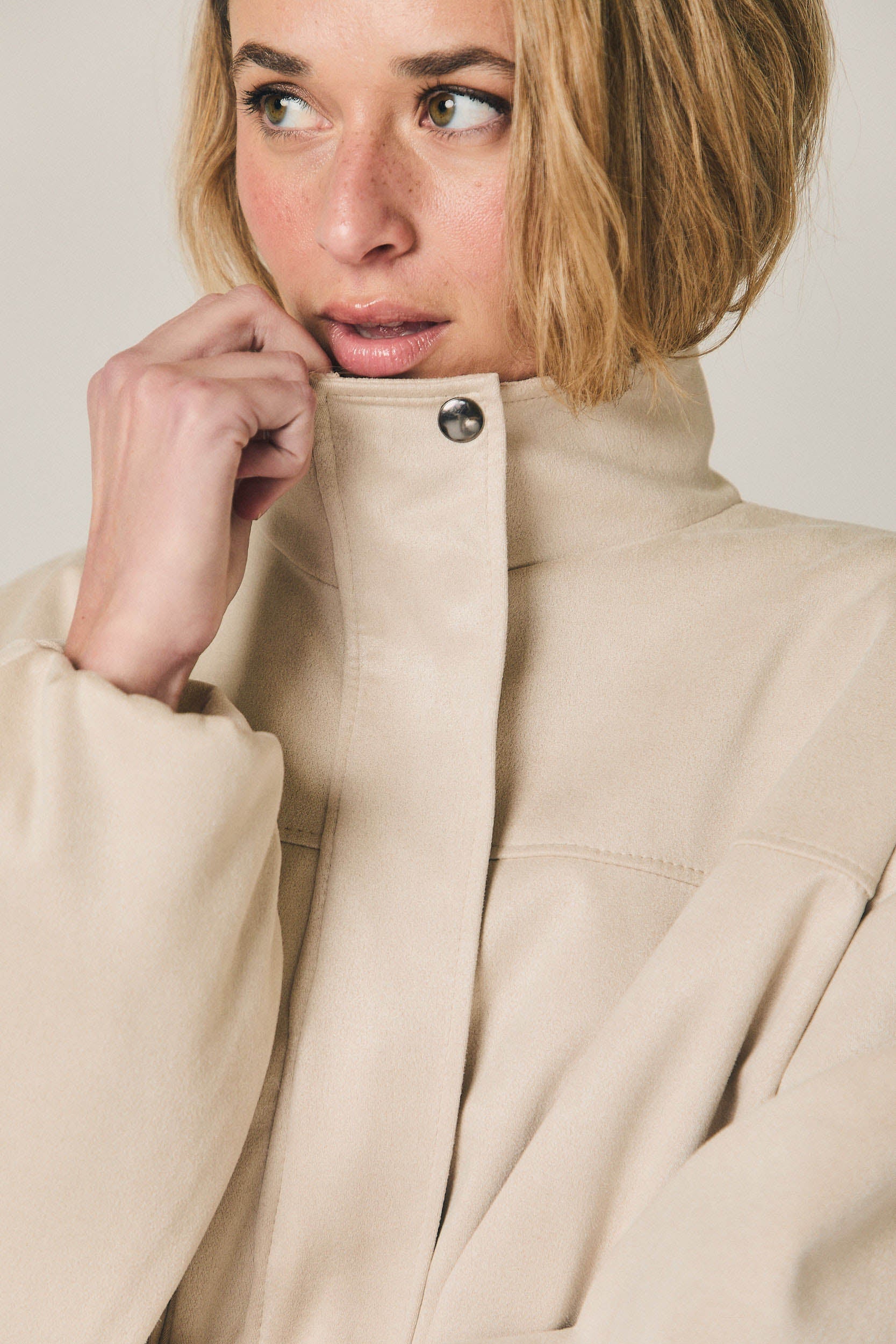 Chaqueta efecto ante beige con manga globo