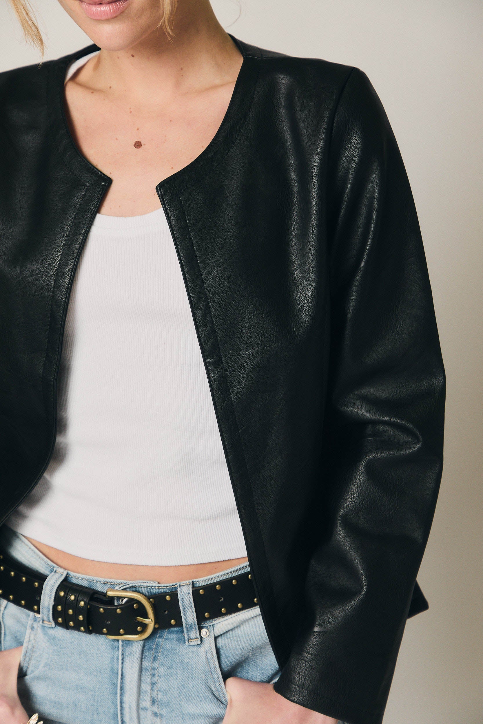Chaqueta corta polipiel negro