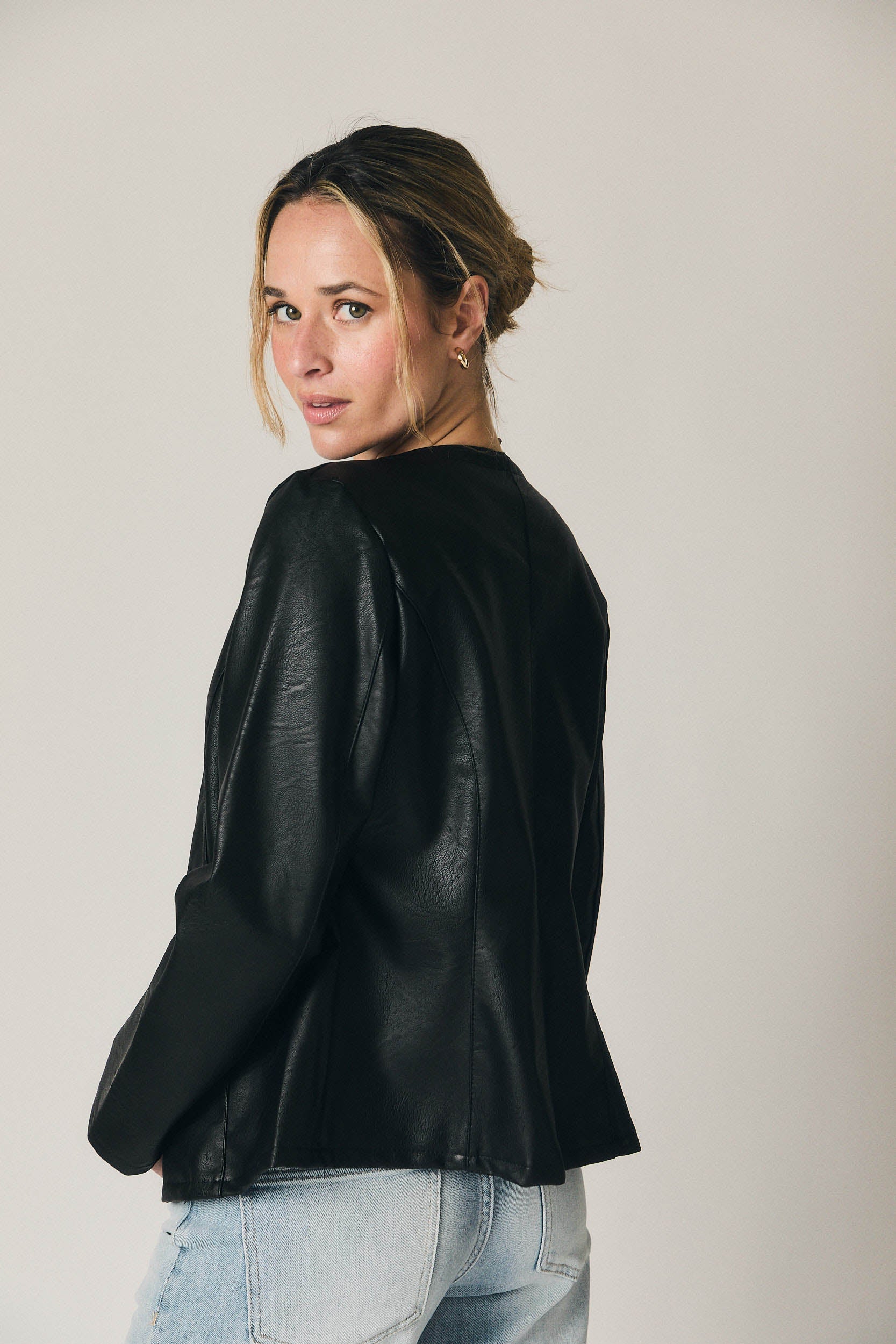 Chaqueta corta polipiel negro