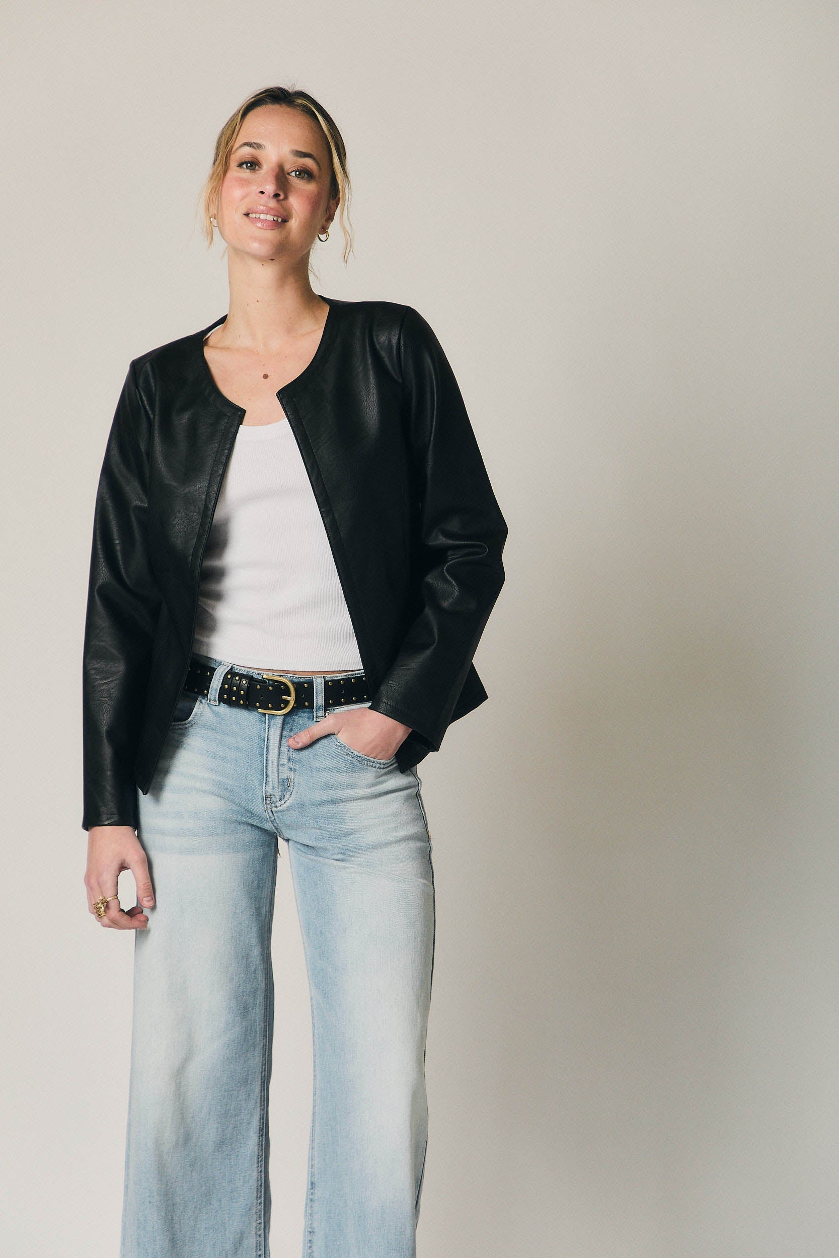 Chaqueta corta polipiel negro