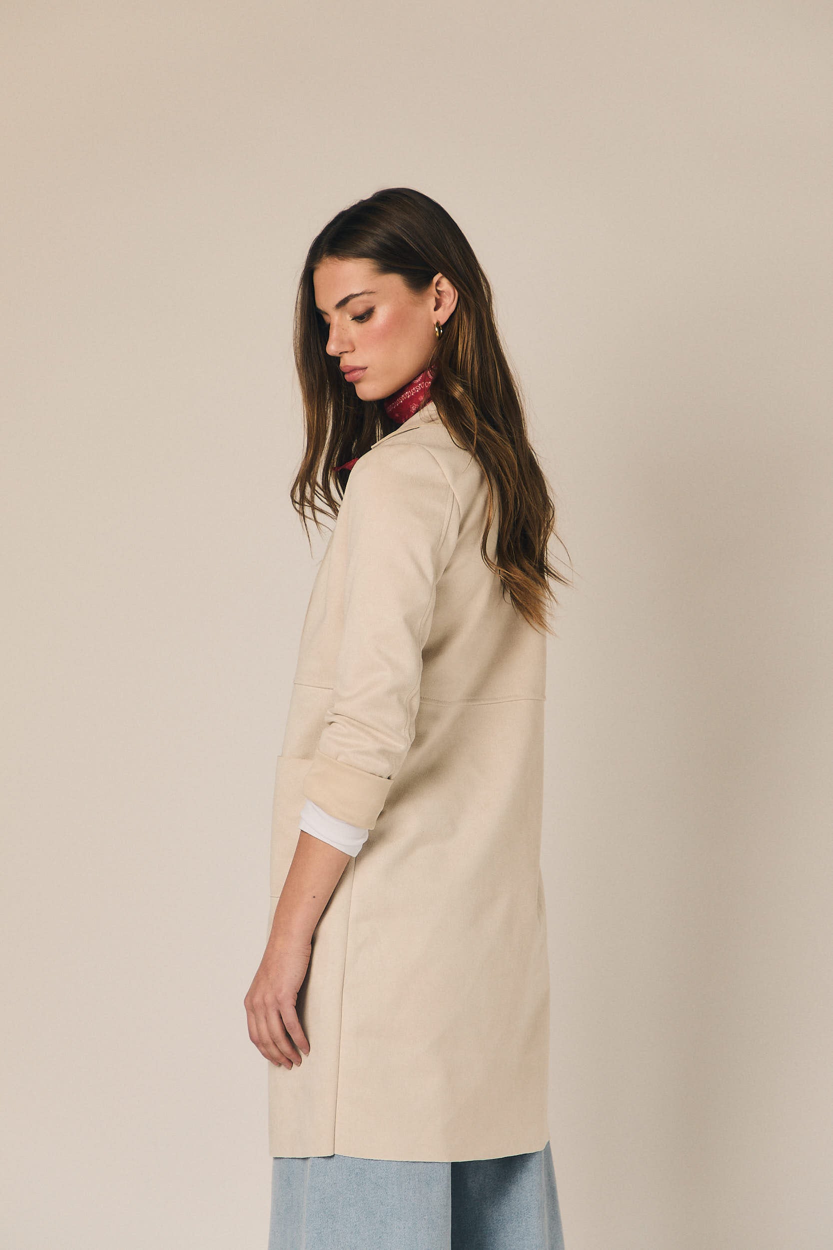 Chaqueta larga efecto ante beige