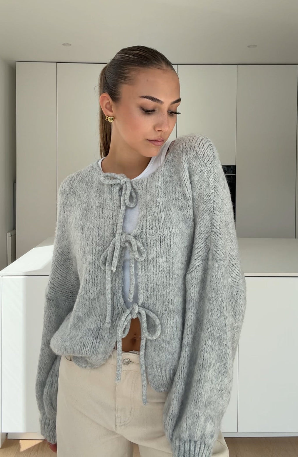 CARDIGÁN CON LAZO GRIS