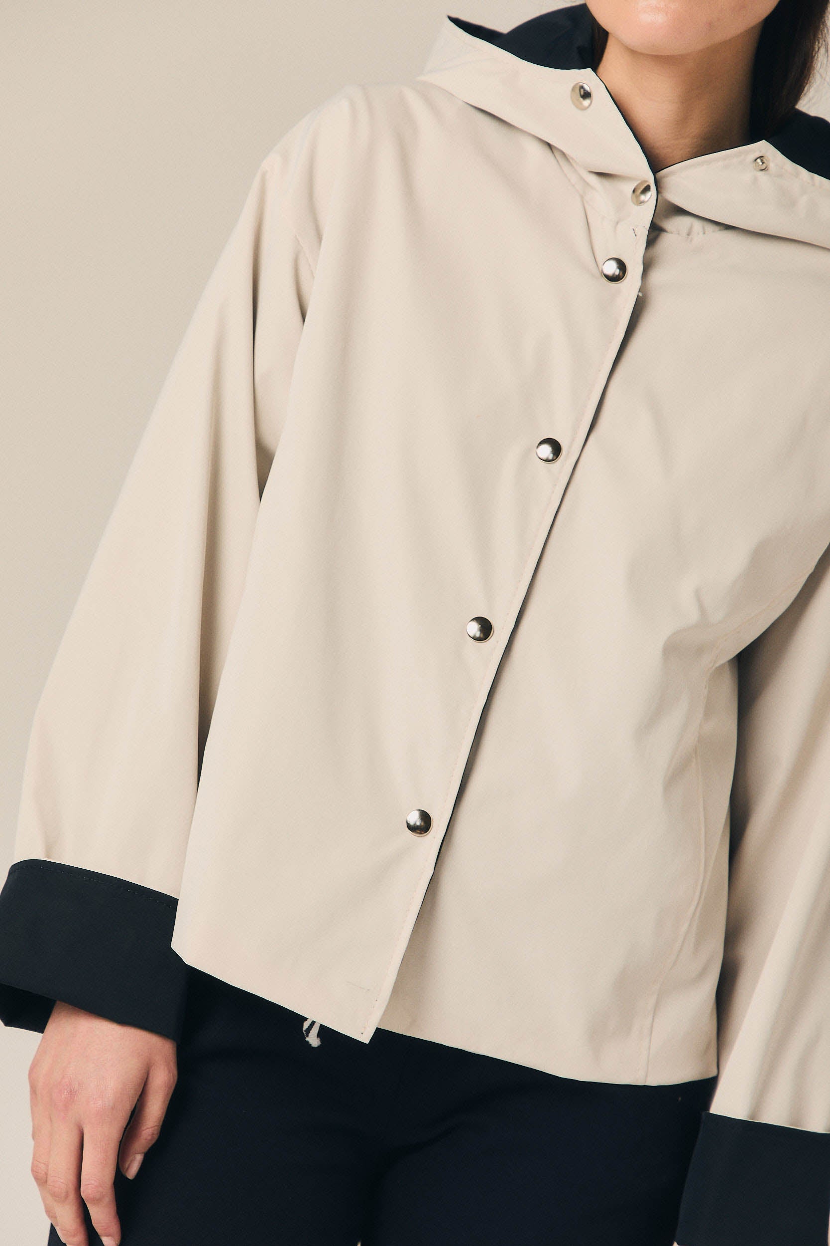 Gabardina bicolor capucha beige y azul marino