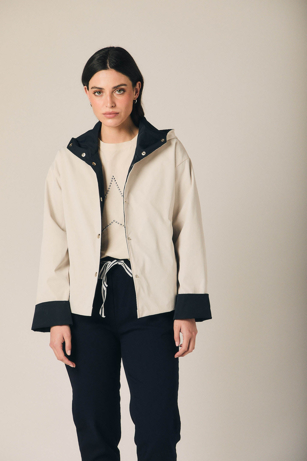Gabardina bicolor capucha beige y azul marino