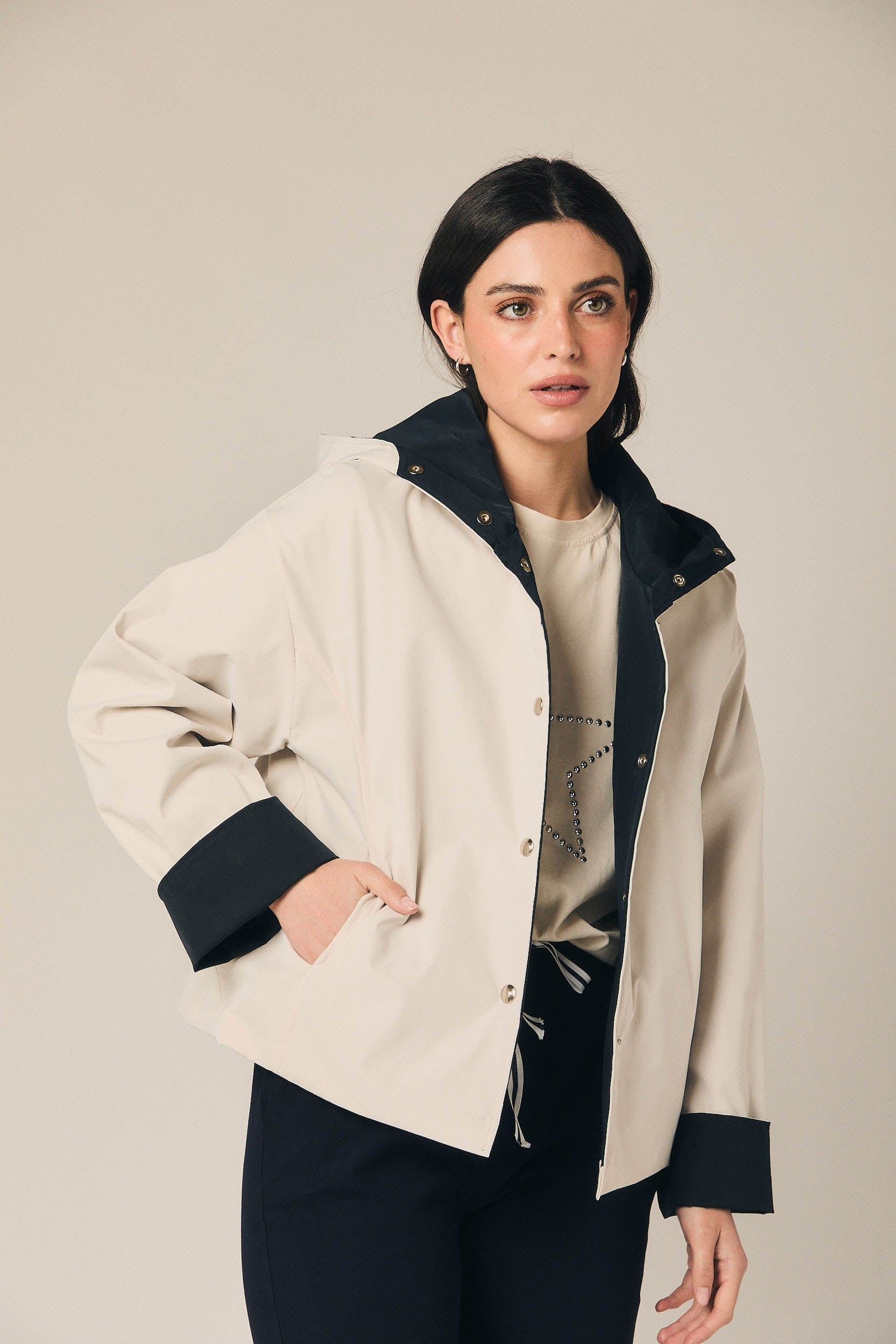 Gabardina bicolor capucha beige y azul marino