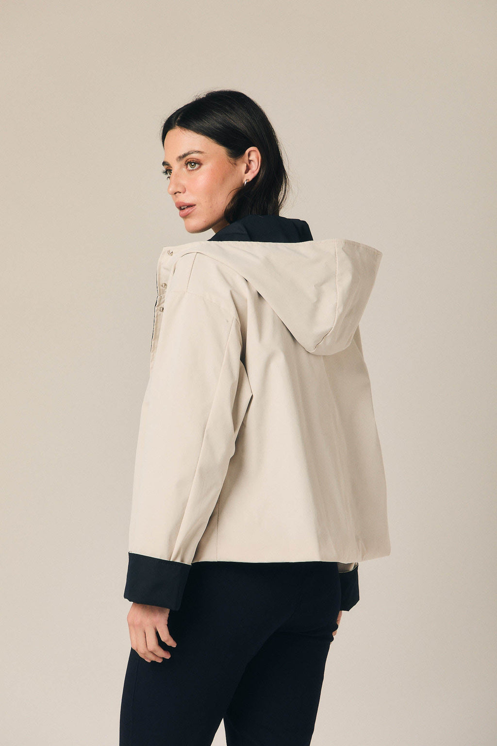 Gabardina bicolor capucha beige y azul marino