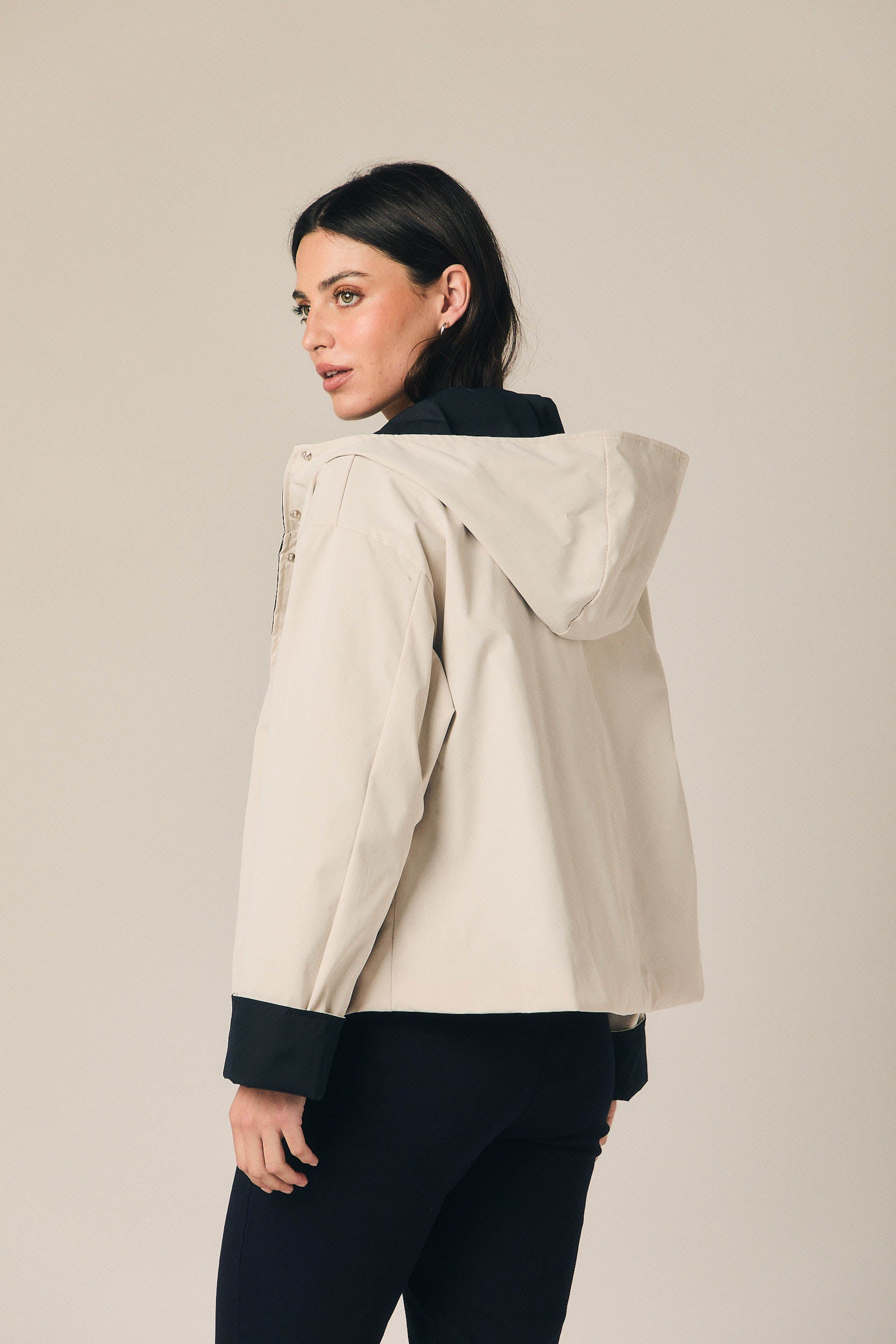 Gabardina bicolor capucha beige y azul marino