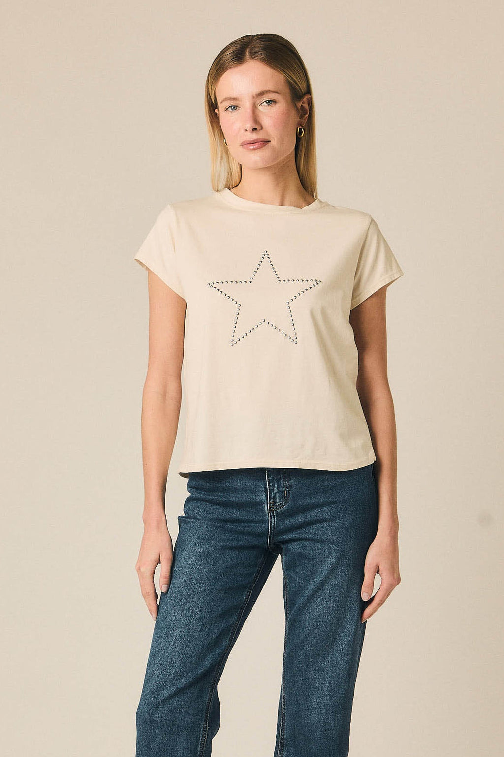 Camiseta estrella con tachas crudo