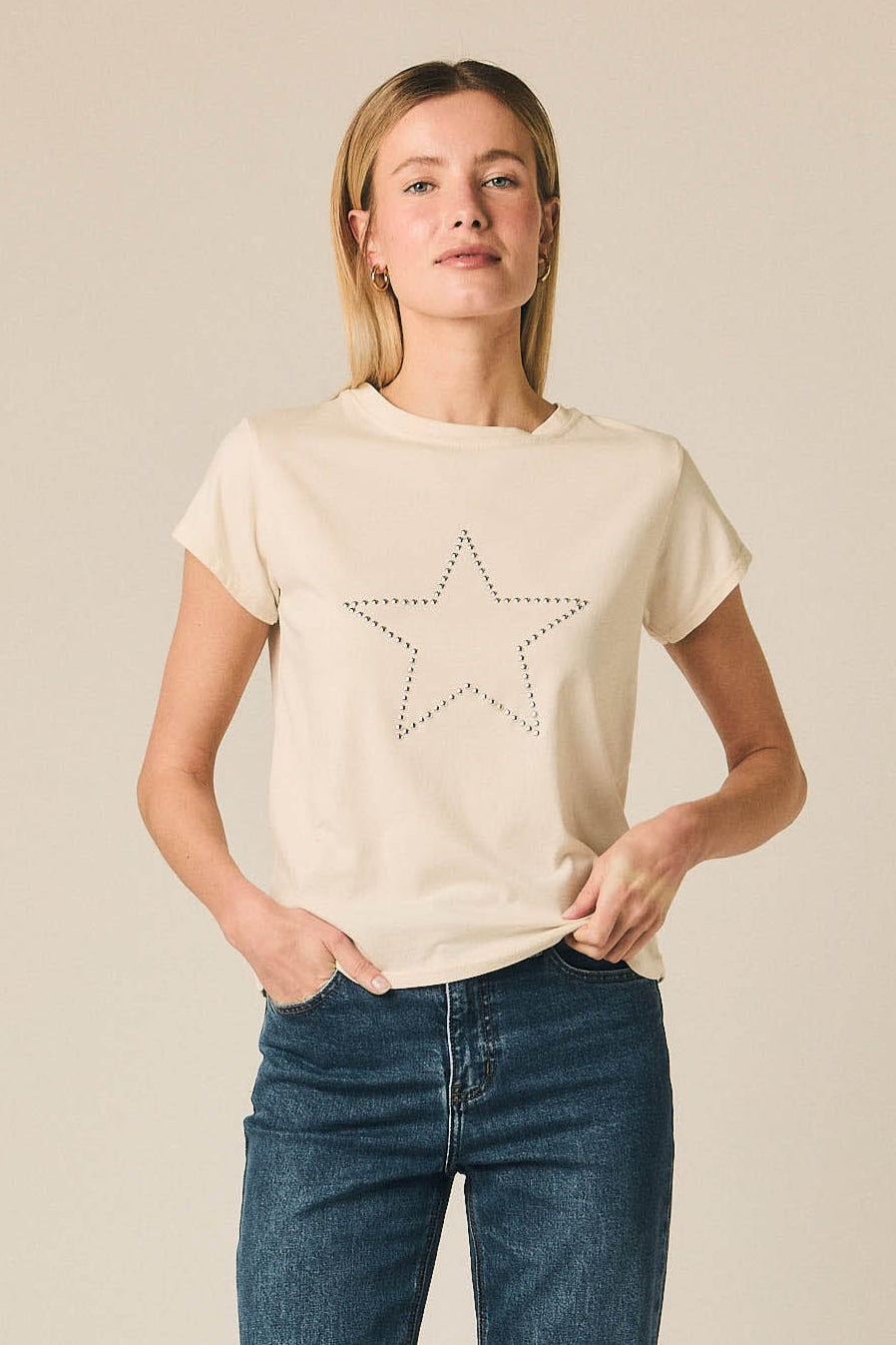 Camiseta estrella con tachas crudo