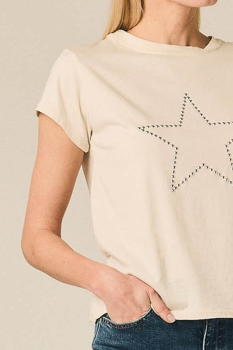 Camiseta estrella con tachas crudo